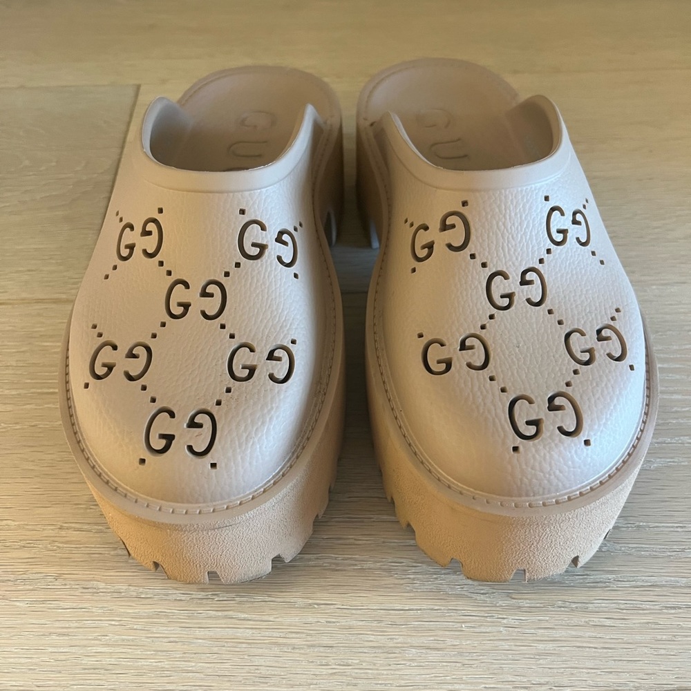 1

GUCCI
Elea perforated rubber platform mules size 37